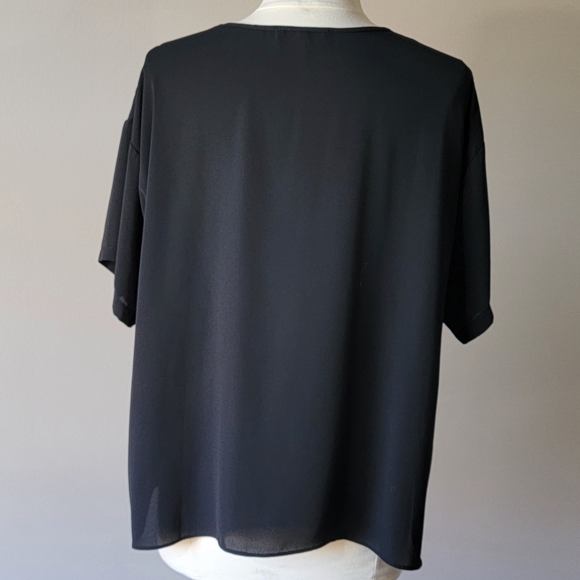 Olivaceous Elegant Black Short Sleeve Tee - Picture 3 of 8
